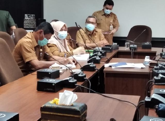 1619502805-Forletnews com-Pihak DLHK yang serius memaparkan proses lelang angkutan sampah
